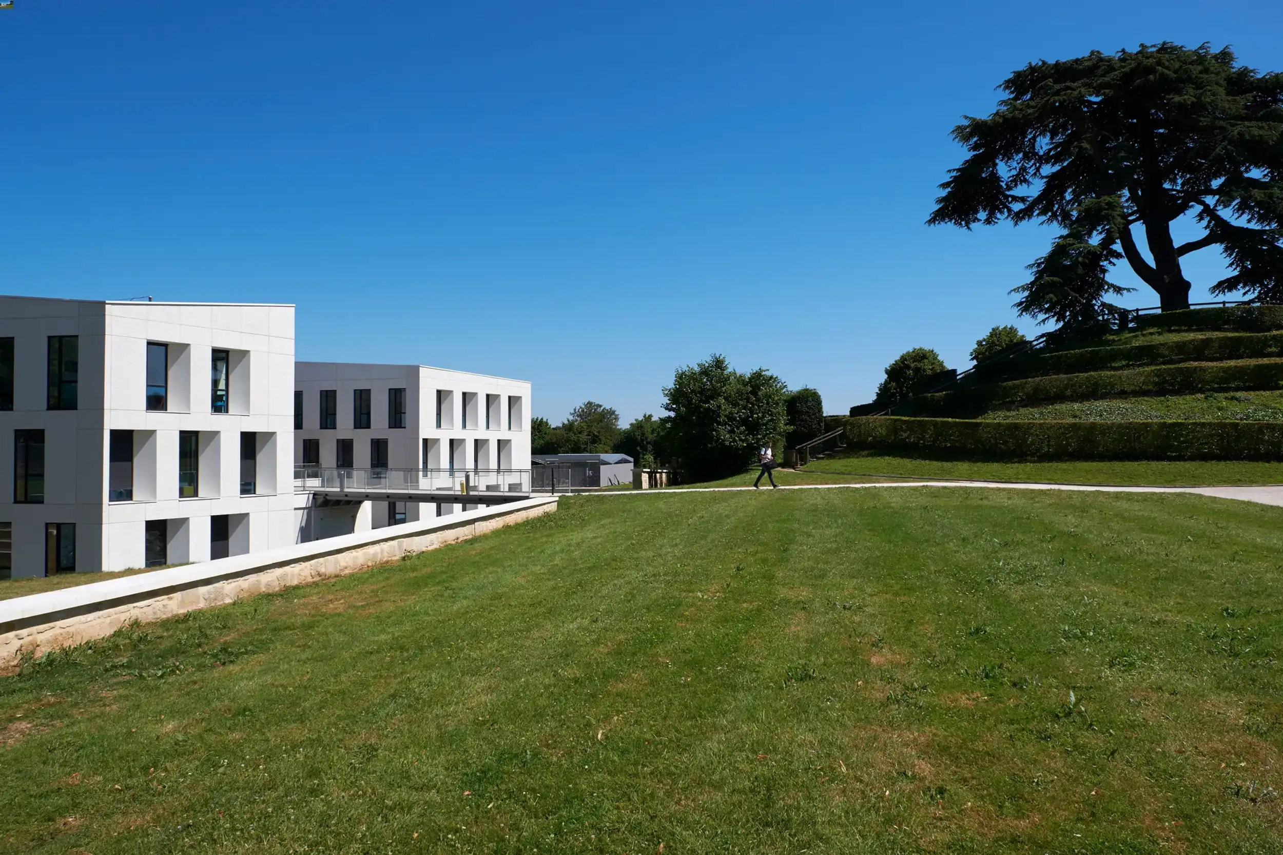 accès piéton depuis le parc Michel-d’Ornano à l'Hôtel de Région Normandie